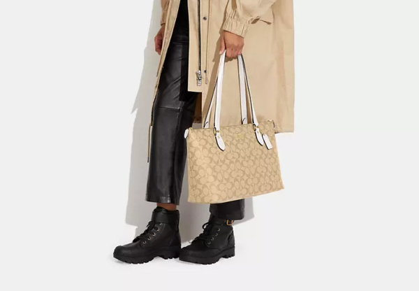 Gallery Tote Bag In Signature Canvas