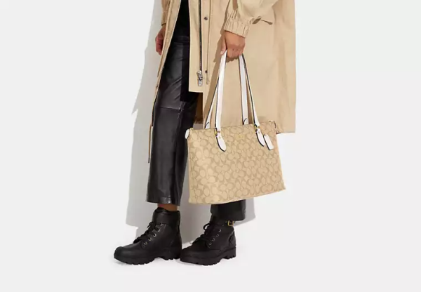 Gallery Tote Bag In Signature Canvas