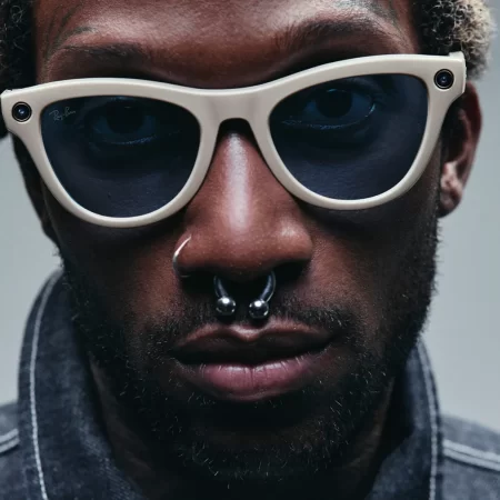 Ray-Ban Meta Skyler (Gen 2) Shiny Chalky Gray Transitions Sapphire Lenses