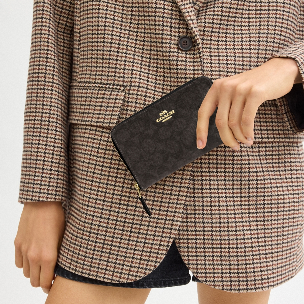 Coach Outlet Medium ID Zip Wallet In Signature Canvas - Preorder