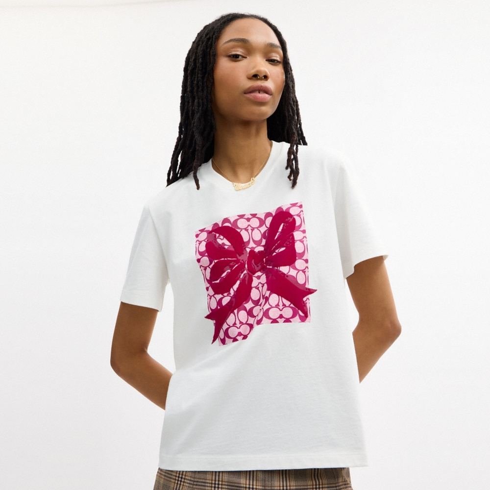 Coach Outlet Signature Square Bow Classic T-Shirt In Organic Cotton - Preorder