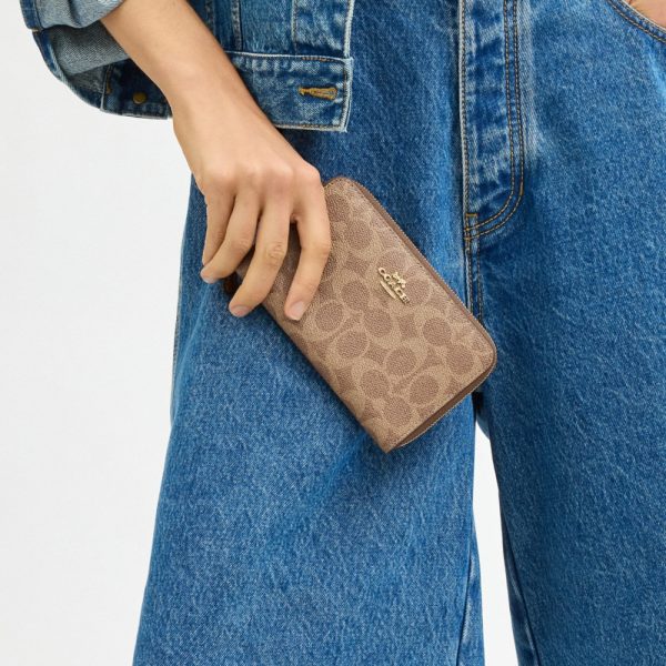 Coach Outlet Medium ID Zip Wallet In Signature Canvas - Preorder