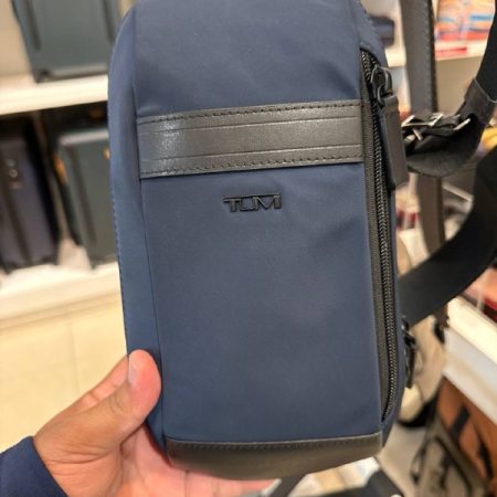 TUMI Scott Compact Sling - Outlet Physical Store - Preorder — Navy