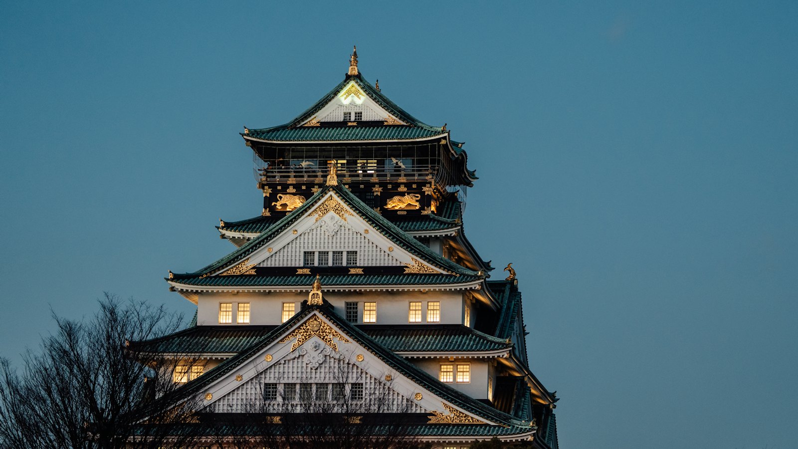 Osaka Castle lit up against a twilight sky